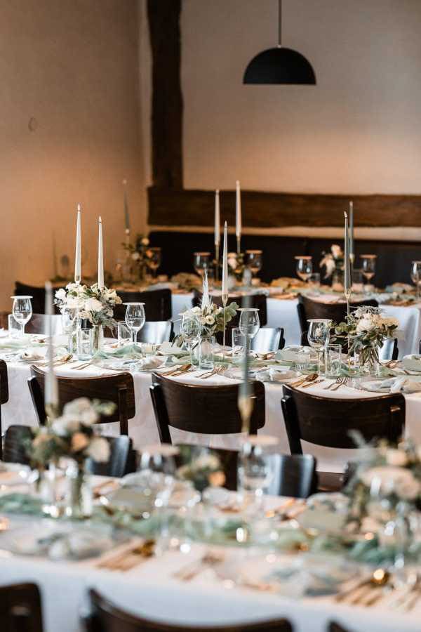 Festlich gedeckte Hochzeitstische im Birnauer Oberhof