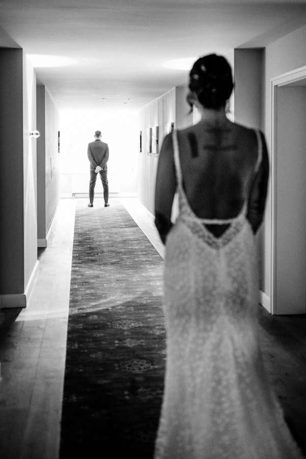 First Look im Hotelflur vor der Hochzeit