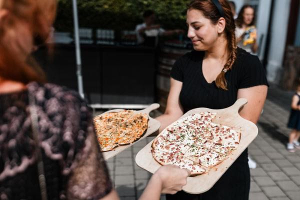 Flammkuchen-Servieren bei der Hochzeit von Marie und Steve am Bodensee
