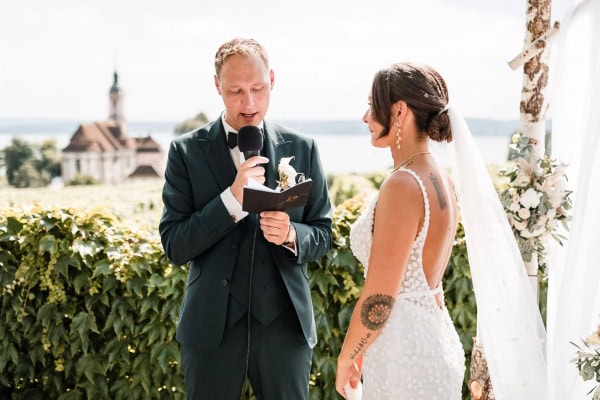 Freie Trauung im Birnauer Oberhof mit Blick auf die Wallfahrtskirche Birnau