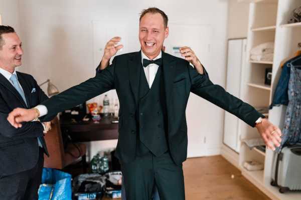 Freudiger Moment bei einer Hochzeit