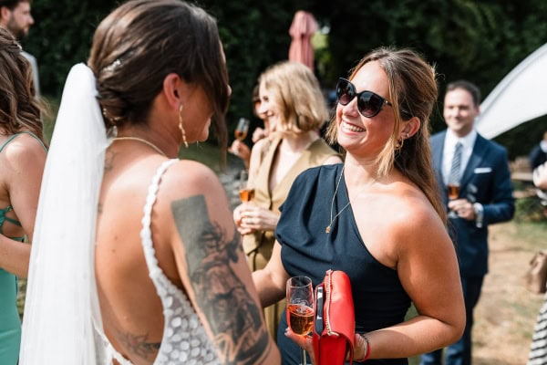 Fröhliche Begegnung bei der Hochzeit von Marie und Steve am Bodensee