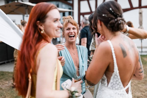 Fröhliche Hochzeitsgesellschaft am Birnauer Oberhof