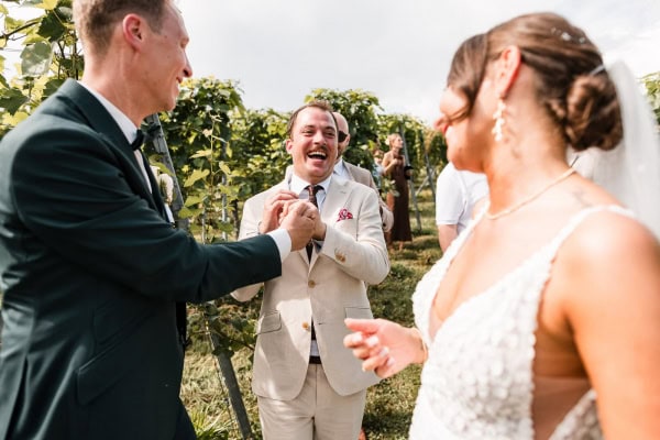 Fröhliche Hochzeitsgesellschaft zwischen Weinreben am Bodensee