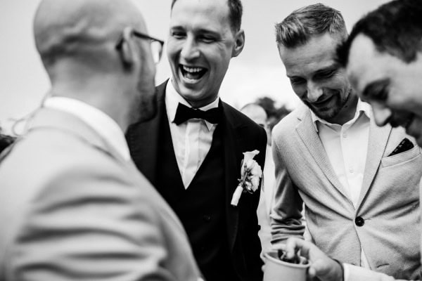 Fröhliche Unterhaltung unter Freunden bei der Hochzeit