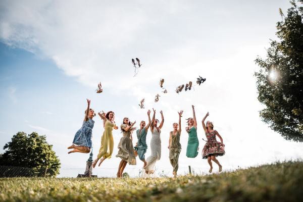 Fröhlicher Hochzeitssprung der Braut und Freundinnen am Birnauer Oberhof