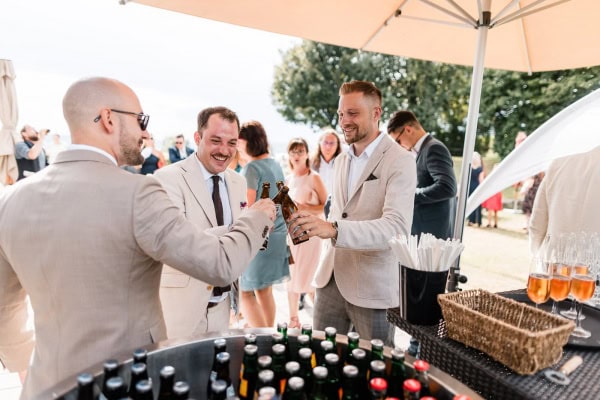Fröhliches Anstoßen bei der Hochzeit von Marie und Steve am Bodensee