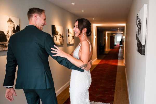 Glückliches Brautpaar beim Getting Ready im BadHotel Überlingen