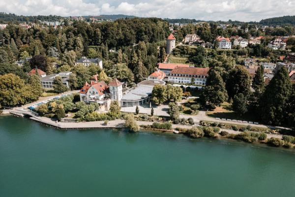 Haus am See in einer hügeligen, bewaldeten Gegend bei 47.76632, 9.154609