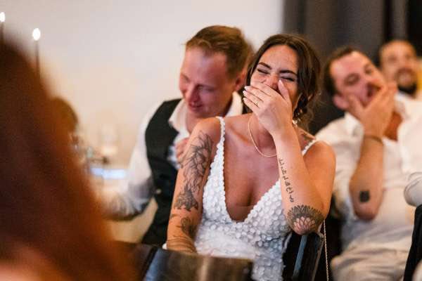 Herzhaftes Lachen bei der Hochzeitsfeier von Marie und Steve am Bodensee