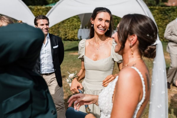 Herzliche Begegnung bei der Hochzeit von Marie und Steve am Bodensee