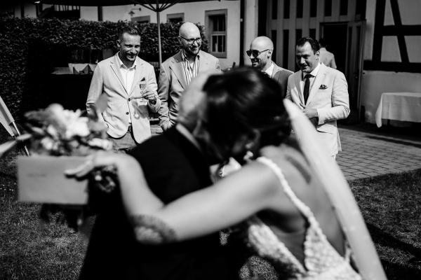 Herzliche Umarmung bei der Hochzeit von Marie und Steve am Birnauer Oberhof