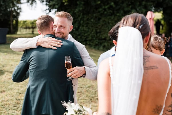 Herzliche Umarmung bei der Hochzeit von Marie und Steve am Bodensee