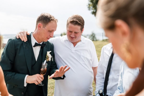 Herzlicher Moment beim Sektempfang der Hochzeit am Bodensee