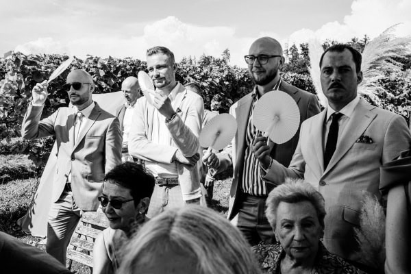 Hochzeitsgäste mit Fächern bei der freien Trauung im Birnauer Oberhof