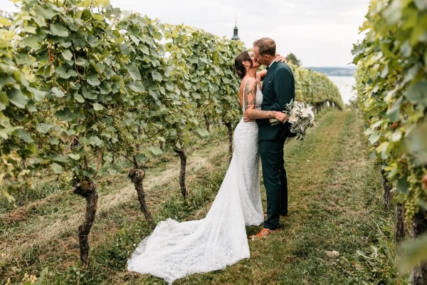 Hochzeitspaar im Weinberg am Bodensee