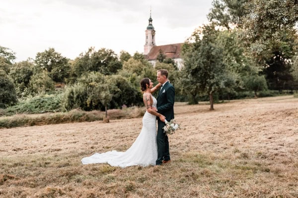 Hochzeitspaar vor der Wallfahrtskirche Birnau am Bodensee