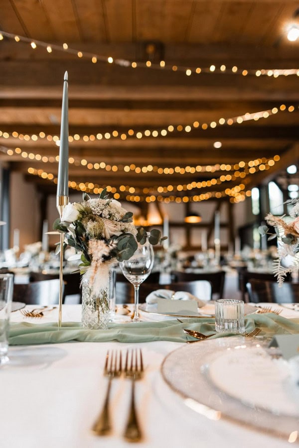 Hochzeitstafel im Birnauer Oberhof mit festlicher Dekoration