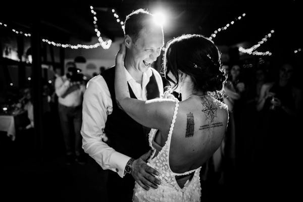 Hochzeitstanz von Marie und Steve im festlich geschmückten Saal