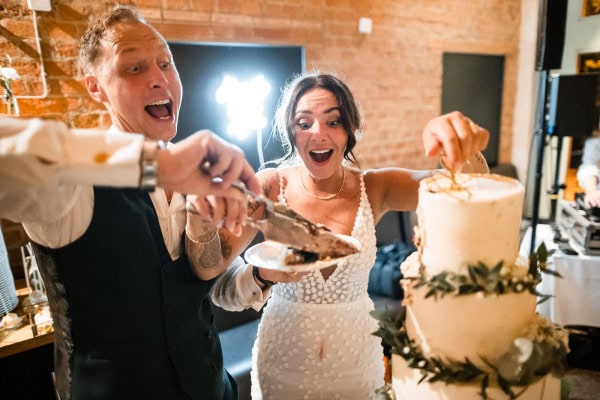 Hochzeitstorte anschneiden – Marie und Steve am Birnauer Oberhof