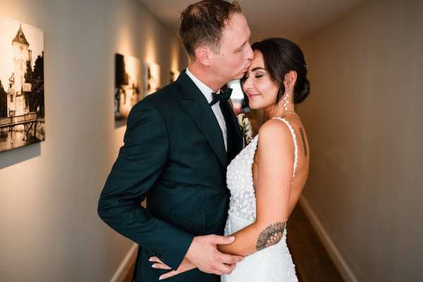 Inniger Moment beim Getting Ready im BadHotel Überlingen