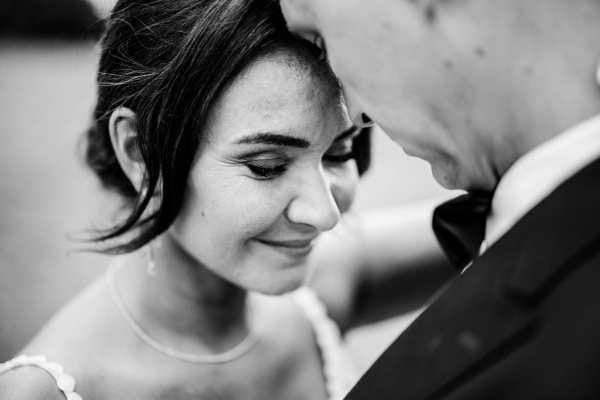 Intimer Moment des Brautpaares am Hochzeitstag