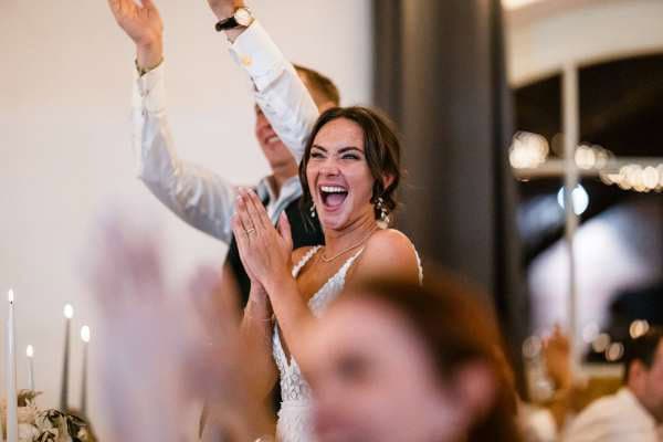 Jubelnde Braut bei der Hochzeitsfeier im Birnauer Oberhof