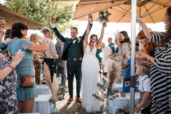 Jubelndes Brautpaar nach der Trauung am Bodensee