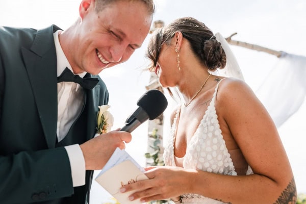Lachendes Brautpaar bei der freien Trauung am Bodensee