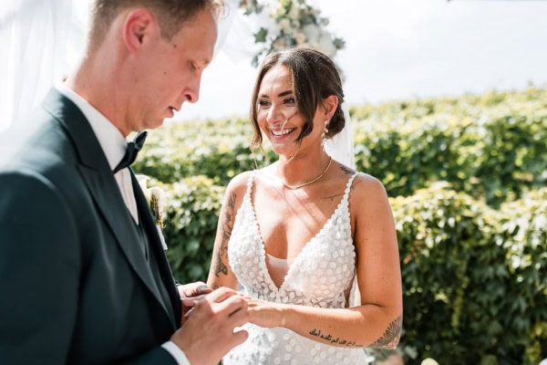 Ringtausch bei der freien Trauung von Marie und Steve am Birnauer Oberhof