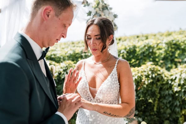 Ringtausch bei der freien Trauung von Marie und Steve am Bodensee