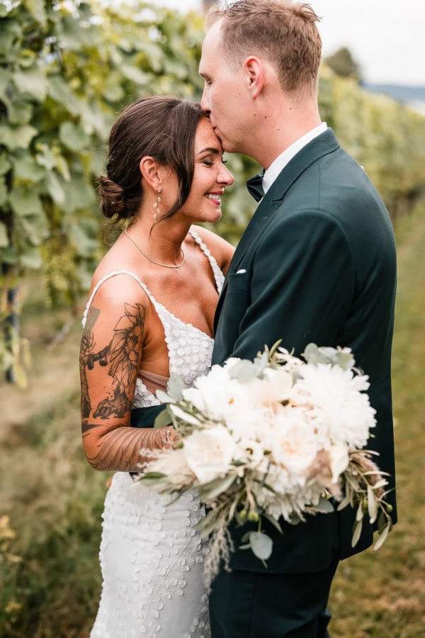 Romantisches Hochzeitsfoto von Marie und Steve im Weinberg am Bodensee