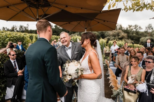 Übergabe der Braut bei der freien Trauung im Birnauer Oberhof