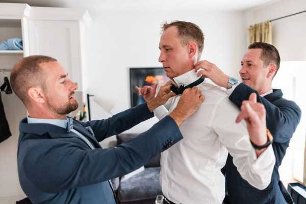 Vorbereitung des Bräutigams für die Hochzeit