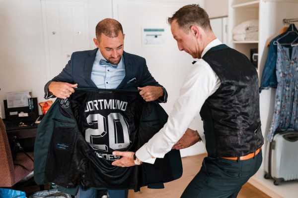Vorbereitung für ein besonderes Ereignis mit Borussia Dortmund Trikot