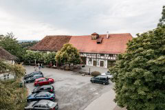 Birnauer Oberhof in Überlingen mit Parkplatz und ländlicher Umgebung
