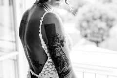 Braut mit Tattoos beim Getting Ready im BadHotel Überlingen