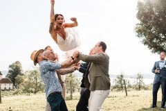 Braut wird bei Hochzeit am Bodensee in die Luft geworfen