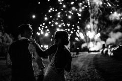 Brautpaar beim Feuerwerk am Hochzeitsabend