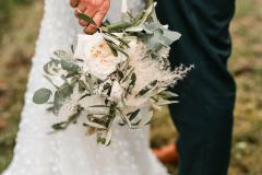 Detailaufnahme Brautstrauß und Brautpaar bei Hochzeit am Bodensee