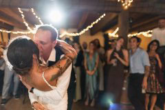 Erster Kuss auf der Tanzfläche bei der Hochzeit von Marie und Steve