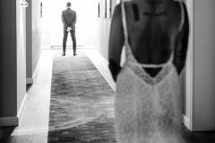 First Look im Hotelflur vor der Hochzeit