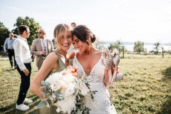 Fröhliche Braut mit Freundin bei Hochzeit am Bodensee