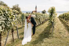 Hochzeitspaar im Weinberg am Birnauer Oberhof mit Blick auf die Birnau Kirche und den Bodensee