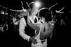 Hochzeitstanz von Marie und Steve im festlich geschmückten Saal