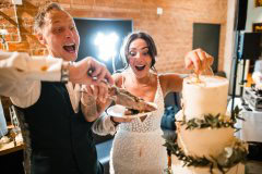 Hochzeitstorte anschneiden – Marie und Steve am Birnauer Oberhof