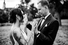 Intimer Moment zwischen Braut und Bräutigam am Hochzeitstag
