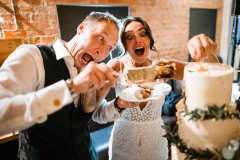 Lustiges Anschneiden der Hochzeitstorte von Marie und Steve am Birnauer Oberhof