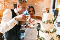 Marie und Steve schneiden die Hochzeitstorte an
