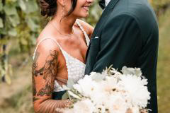 Romantisches Hochzeitsfoto von Marie und Steve im Weinberg am Bodensee